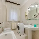 Casa Tatiana - 15 Minutes From & Free Parking شقة