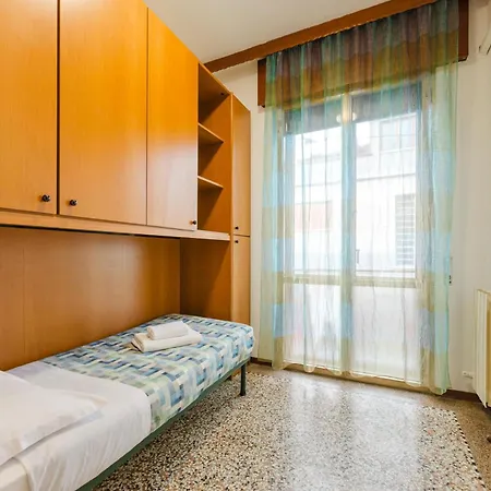 Casa Tatiana - 15 Minutes From & Free Parking شقة