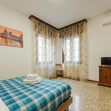 Casa Tatiana - 15 Minutes From & Free Parking Benátky